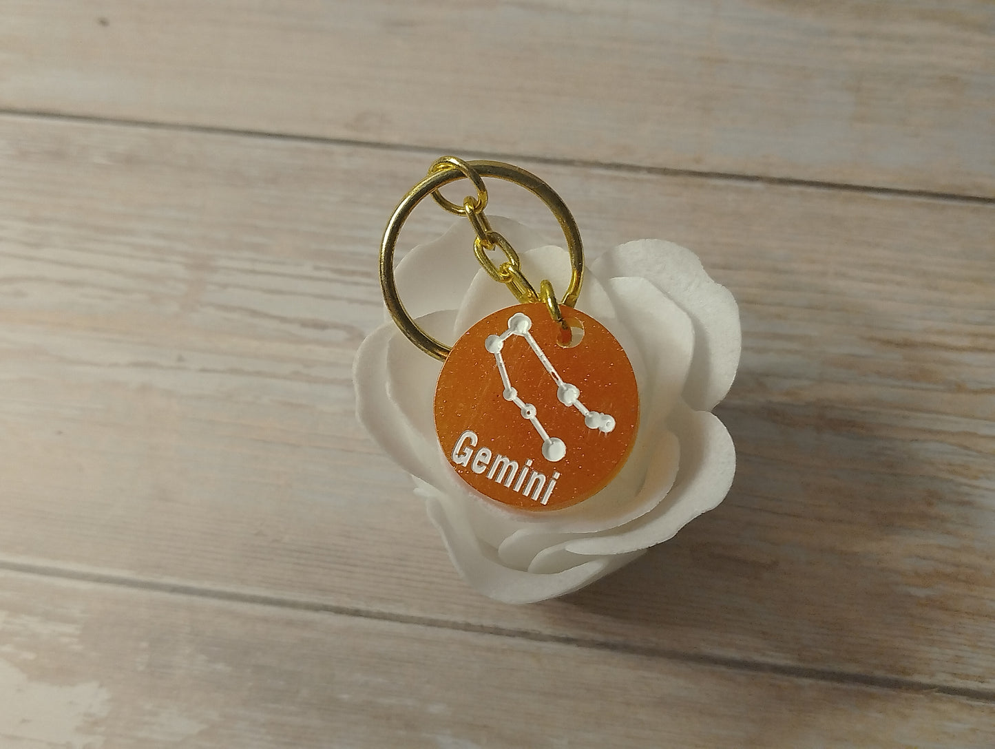 Fond Rouge, Ecriture Blanc