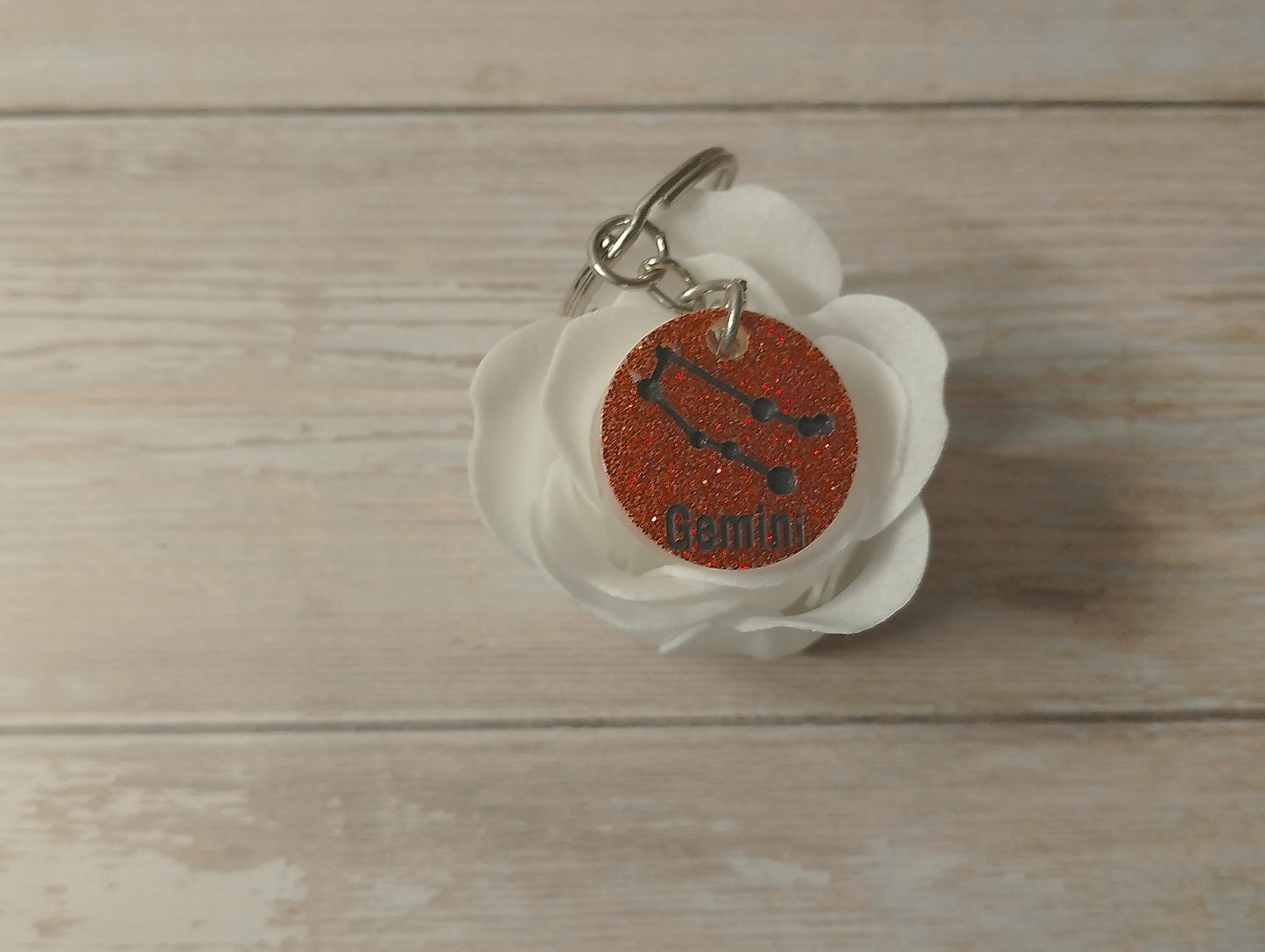 Fond Rouge pailleté, Ecriture Noir