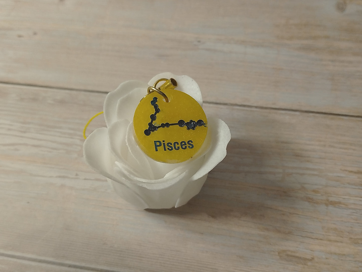 Fond Jaune, Ecriture Noir