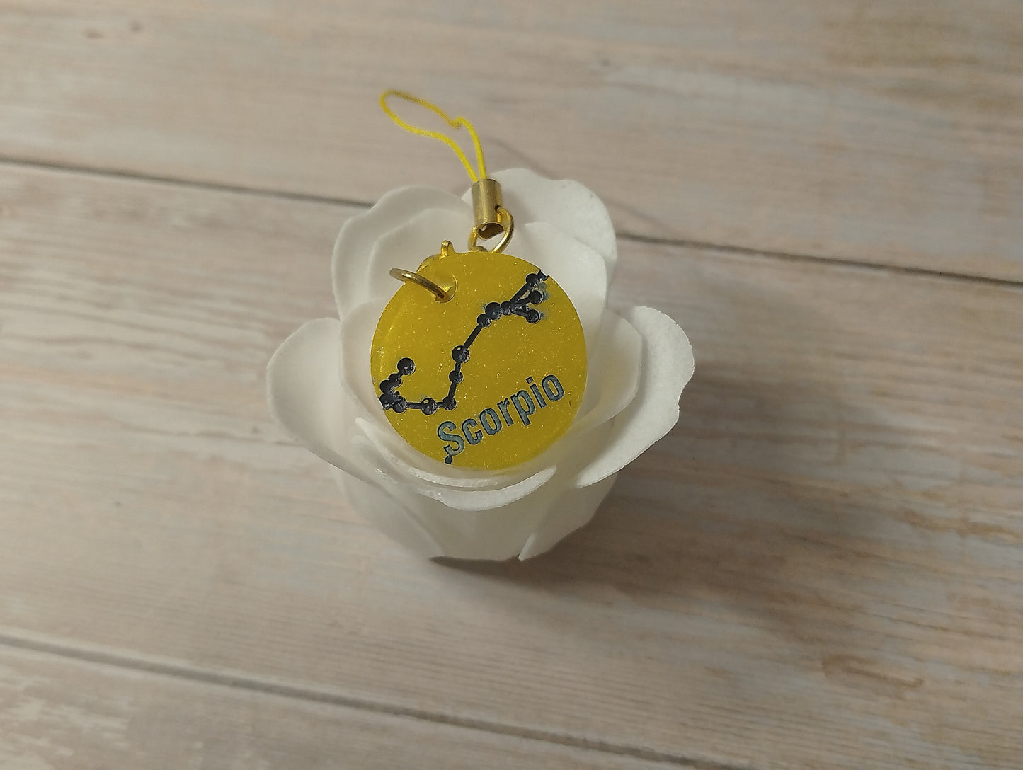 Fond Jaune, Ecriture Noir