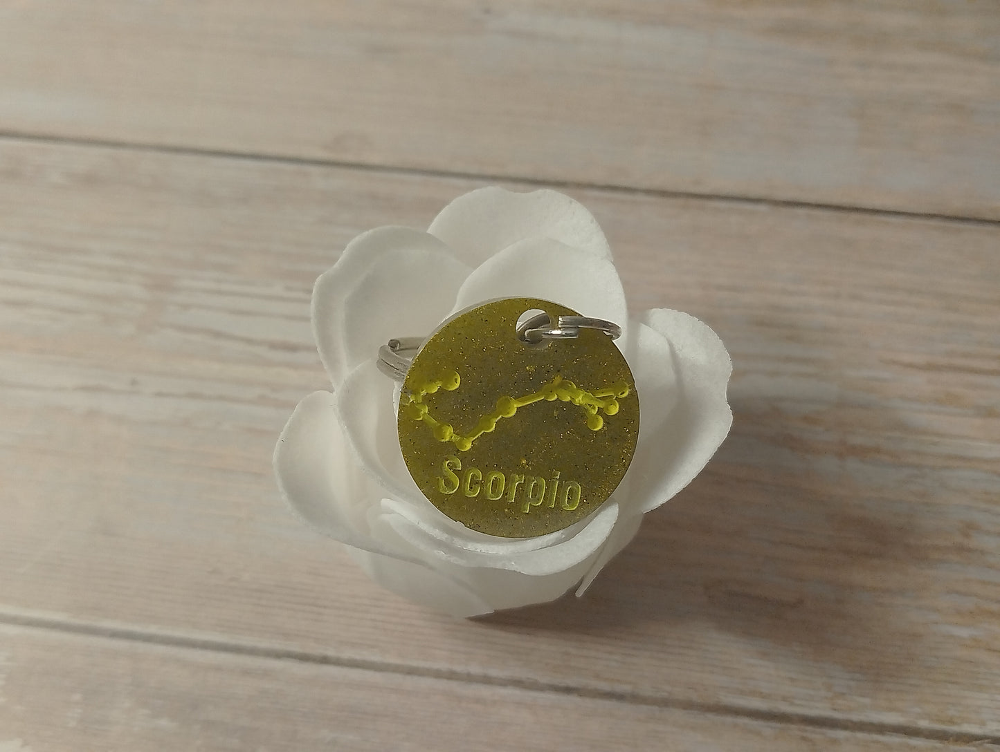 Fond Kaki, Ecriture Jaune